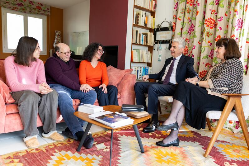 El élder Gérald Caussé, del Cuórum de los Doce Apóstoles, y su esposa, Valérie, conversan con la familia Pelous en París, Francia, el sábado 21 de febrero de 2026. El élder Caussé ministró a Sylvian Pelous durante muchos años mientras servía como líder local en París hace más de veinte años.