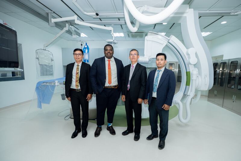 Los líderes locales de La Iglesia de Jesucristo de los Santos de los Últimos Días posan para una foto con el nuevo sistema de rayos X en el laboratorio de cateterismo durante la celebración del centro cardíaco en el Hospital de Referencia Provincial de Siem Reap, en Siem Reap, Camboya, el 26 de febrero de 2026.