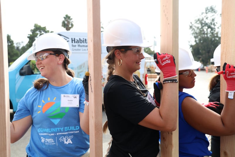 Voluntarios en un evento de Hábitat para la Humanidad trabajan para reconstruir casas destruidas durante el incendio de Palisades durante un evento de cuatro días en septiembre de 2026 en Los Ángeles, California.