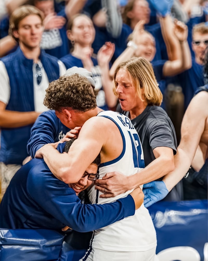 El jugador de baloncesto de Utah State, Mason Falslev, abraza a su amigo Dillon Lundahl después de un partido en el Spectrum, en Logan, Utah.