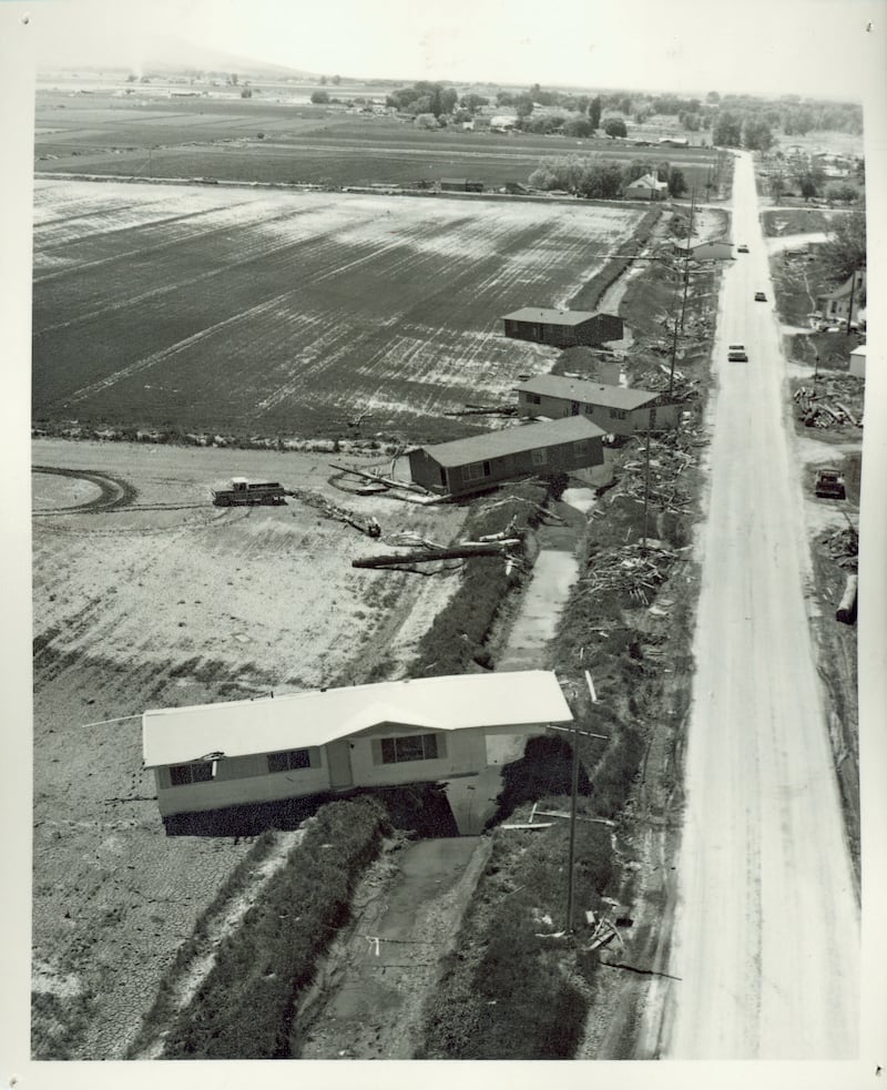 Una foto aérea muestra una fila de casas arrancadas de sus cimientos después del colapso de la Presa Teton el sábado, 5 de junio de 1976.