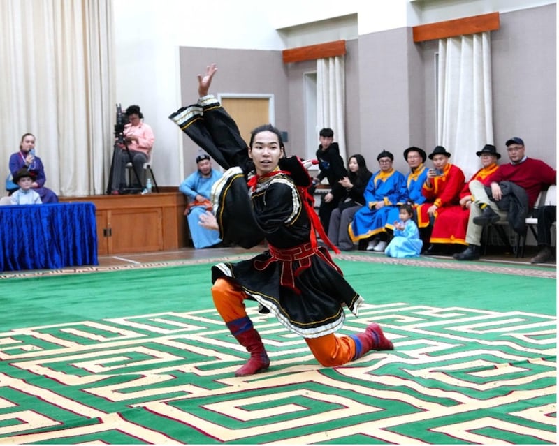 Un joven realiza una danza con vestimenta tradicional de Mongolia durante una celebración del Año Nuevo Lunar y de la historia familiar en Mongolia el 14 de febrero de 2026.
