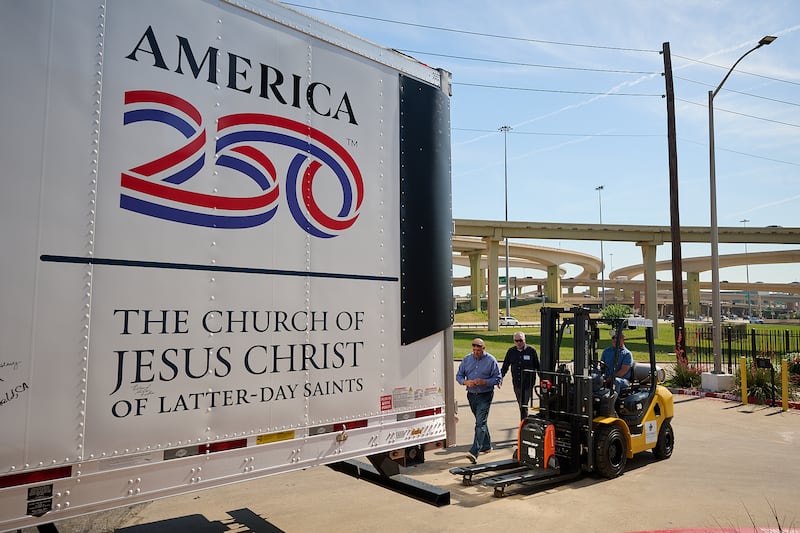 Los voluntarios ayudan a descargar cajas de alimentos entregadas por La Iglesia de Jesucristo de los Santos de los Últimos Días al banco de alimentos de Joe en Dallas, Texas, el jueves 14 de mayo de 2026.