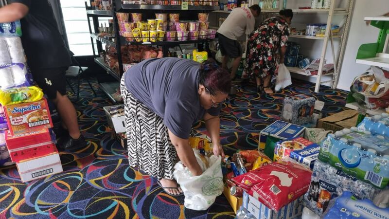 Voluntarios en Queensland, Australia, ayudan a una organización benéfica local llamada Goodna Street Life, como parte de un proyecto de servicio para el 180.º aniversario de la Sociedad de Socorro.