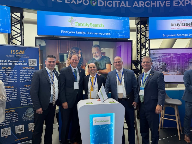 El élder Mark A. Bragg, Setenta Autoridad General, segundo desde la izquierda, posa con representantes de FamilySearch International durante el III Congreso de Archivistas: Exposición de Archivos Digitales (DA-EXPO) celebrado del 8 al 12 de junio de 2026 en Astaná, Kazajistán.