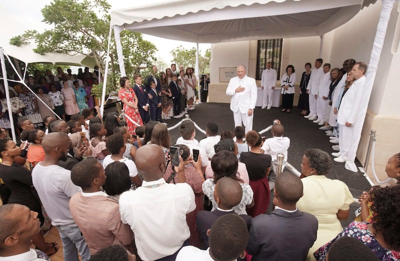 El élder Ronald A. Rasband, del Cuórum de los Doce Apóstoles de la Iglesia de Jesucristo de los Santos de los Últimos Días, habla con los asistentes durante la ceremonia de la piedra angular de la dedicación del Templo de Durban, Sudáfrica, en Umhlanga, Sudáfrica, el domingo, 16 de febrero de 2020.