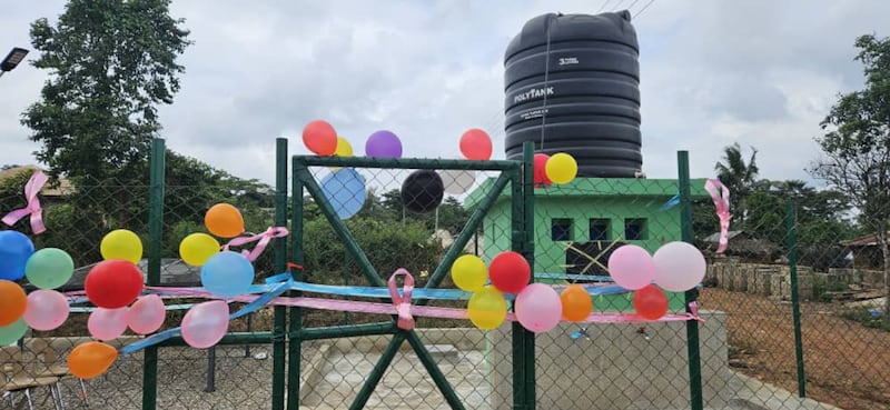 Una valla alrededor del pozo fue decorada por hermanas locales de la Sociedad de Socorro para la celebración el 22 de julio de 2025, en Addokrom, Ghana.
