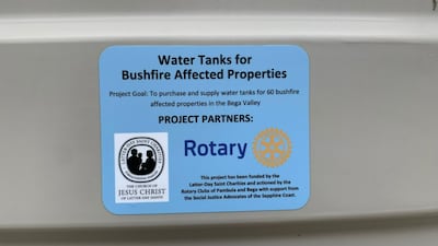 La información de la donación se muestra en un tanque de agua en Australia.