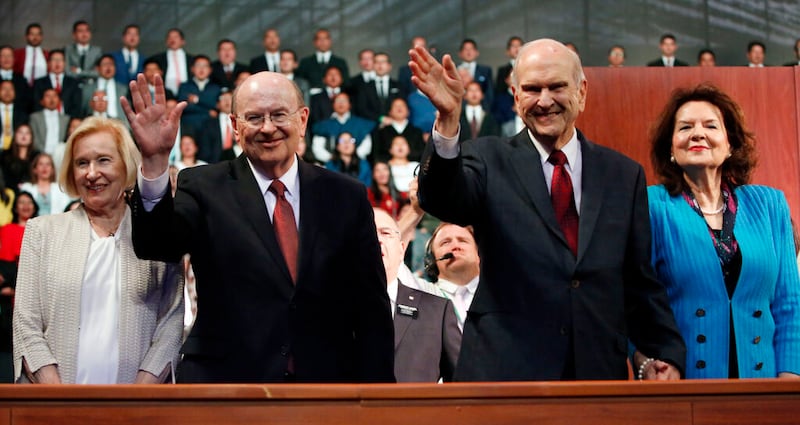 El presidente Russell M. Nelson, de La Iglesia de Jesucristo de los Santos de los Últimos Días, y su esposa, la hermana Wendy Nelson (a la derecha), junto con el élder Quentin L. Cook, del Cuórum de los Doce Apóstoles, y su esposa, la hermana Mary G. Cook, se despiden al final de un devocional que fue parte del recorrido de ministerio por Latinoamérica en Quito, Ecuador el lunes, 26 de agosto de 2019.