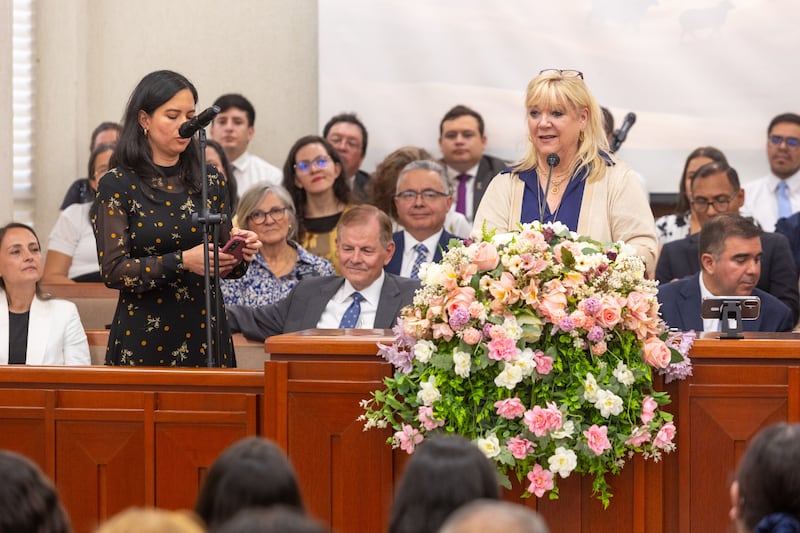 La hermana Lesa Stevenson habla a los miembros de La Iglesia de Jesucristo de los Santos de los Últimos Días en Cali, Colombia, el lunes 24 de agosto de 2026.