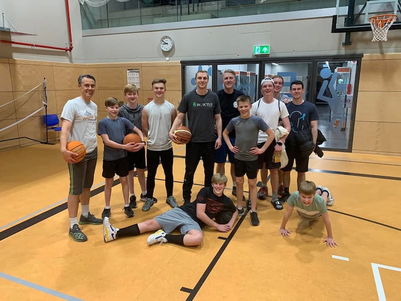 Parker Van Dyke, al centro, dirige una clínica de baloncesto para los hombres jóvenes del Barrio Bitburg de la Estaca Kaiserslautern, Alemania, en 2023.