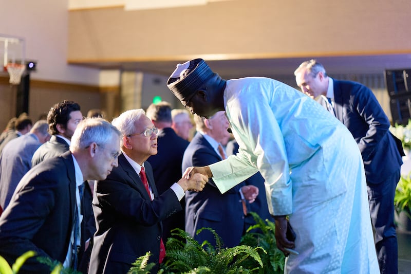 El élder Gerrit W. Gong del Cuórum de los Doce Apóstoles, al centro izquierda, saluda a los asistentes después de hablar sobre inteligencia artificial en el Foro Interreligioso del G20 2026 en Salt Lake City el sábado, 17 de octubre de 2026.