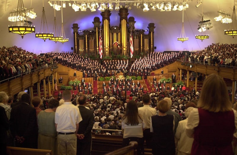 Miles de personas se reúnen para rendir homenaje y recordar a los que perdieron la vida en los ataques terroristas del martes 11 de septiembre de 2001, en el Tabernáculo de Salt Lake. Foto de Scott G Winterton, Deseret News.