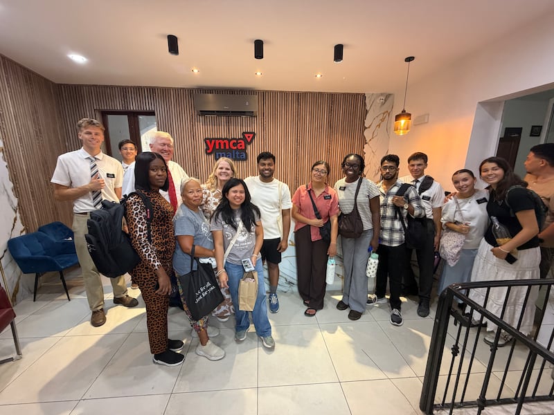 Voluntarios jóvenes adultos de La Iglesia de Jesucristo de los Santos de los Últimos Días se reúnen con representantes de la YMCA Malta después de una noche de servicio con niños y familias en un refugio familiar de la YMCA Malta en Malta el 1 de agosto de 2026.