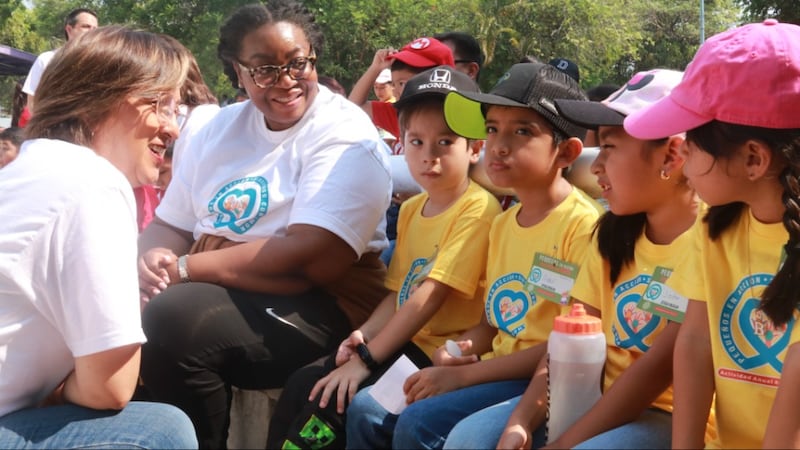 La hermana Tracy Y. Browning interactúa con niños durante una actividad de servicio comunitario en Tuxtla Gutiérrez, Chiapas, México, en mayo de 2026.