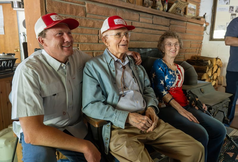 El presidente Dallin H. Oaks, al centro, se sienta con su hermana, Evelyn Oaks Moody, a la derecha, y el élder Ryan K. Olsen, una Setenta Autoridad General, en una reunión familiar el sábado, 4 de julio de 2026, en Joe's Valley, Utah.