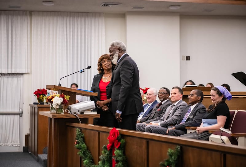 Vernon y Linda James reciben su reconocimiento de servicio y hablan sobre los 40 años del Centro de Aprendizaje Save Our Children de Fort Worth en el devocional Santos en Unidad en Fort Worth, Texas, el 16 de noviembre de 2025.