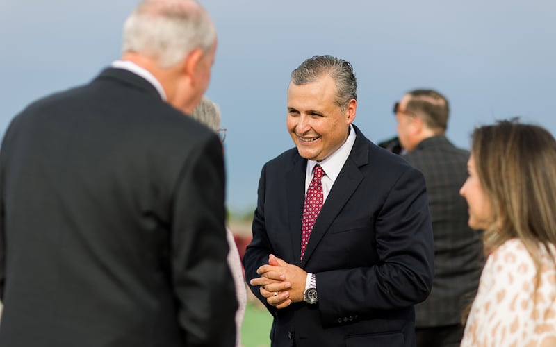 El élder Pedro X. Larreal, Setenta Autoridad General y miembro de la presidencia del Área del Suroeste de los Estados Unidos de la Iglesia, saluda a una pareja después de la ceremonia de colocación de la primera piedra del Templo de Tulsa, Oklahoma, el sábado 22 de agosto de 2026, en Tulsa, Oklahoma.