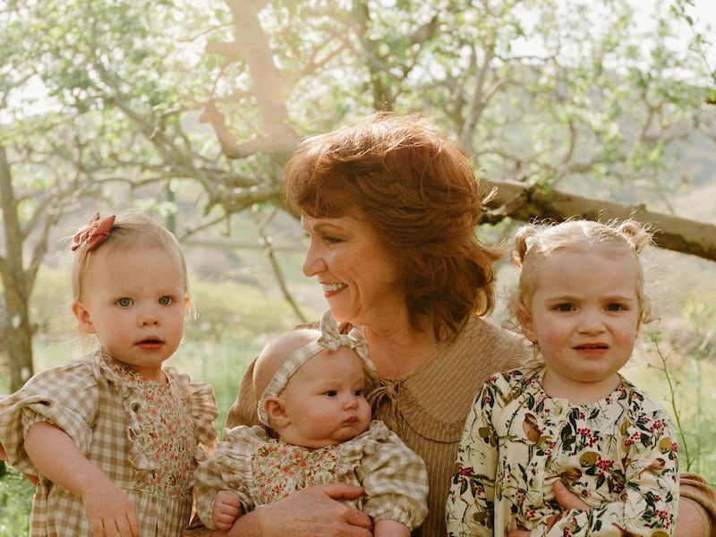 Tammy Simister Robinson toma una foto con sus tres nietas en 2022.