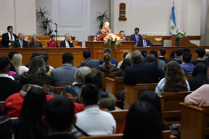 Una mujer habla durante un devocional especial en Buenos Aires, Argentina, el 19 de mayo de 2026.