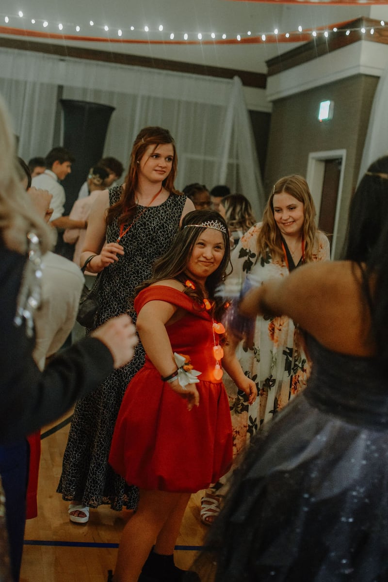 Las mujeres jóvenes bailan en el baile de gala Dazzle celebrado en Las Vegas, Nevada, el 13 de febrero de 2026.