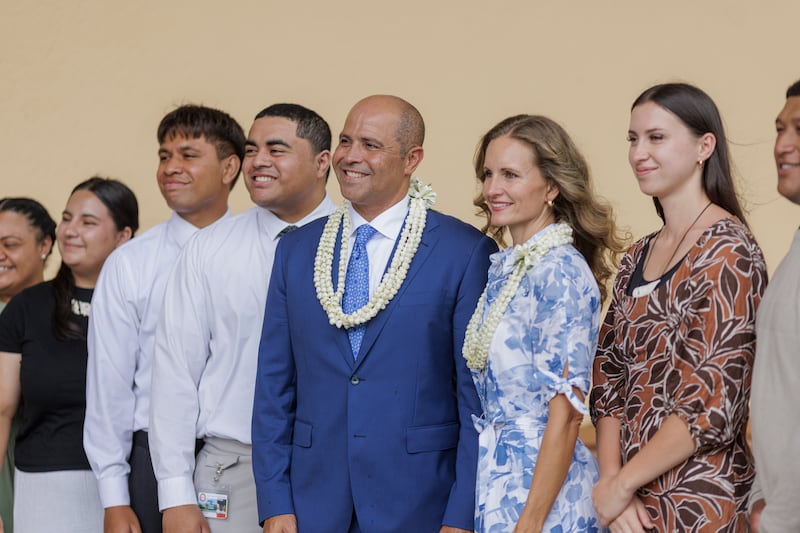 El presidente de BYU–Hawaii, John S. K. Kauwe III, y su esposa, Monica Mortenson Kauwe, posan para una foto con estudiantes después de una devocional el 9 de septiembre de 2025, en Laie, Hawái.