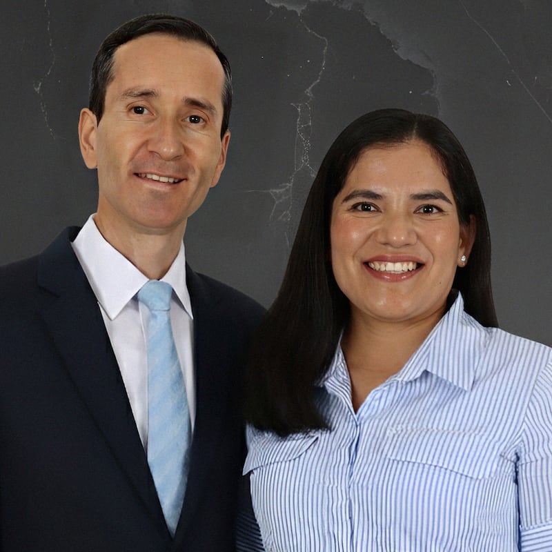 Enrique Mayorga y María Angélica Bayas de Mayorga, quienes servirán como presidente y compañera de la Misión República Dominicana Santo Domingo Este a partir de julio de 2026.