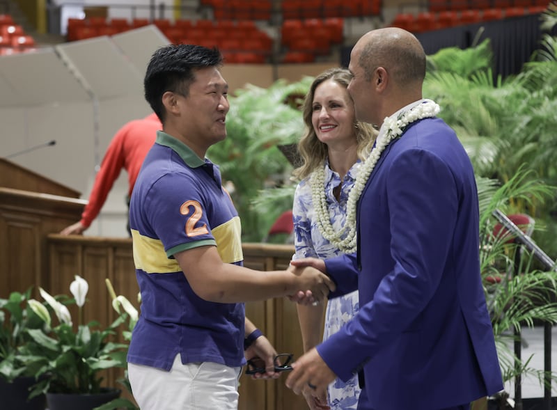 El presidente de BYU–Hawái, John S. K. Kauwe III, y su esposa, Monica Mortenson Kauwe, conversan con los estudiantes después de un devocional el 9 de septiembre de 2025, en Laie, Hawái.