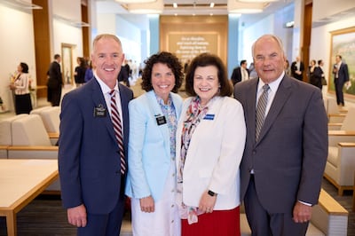 De izquierda a derecha, el presidente David A. Chase y la hermana Rachelle R. Chase de la Misión Illinois Chicago, con sus padres, la hermana Melanie Rasband y el élder Ronald A. Rasband del Cuórum de los Doce Apóstoles, en el Centro de Capacitación Misional de Provo el 24 de junio de 2022.