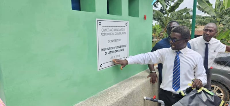 El presidente Prosper Mensah, presidente de la Estaca Ejisu Ghana, muestra una placa que reconoce la donación de un pozo por parte de la Iglesia en Addokrom, Ghana, el 22 de julio de 2025.
