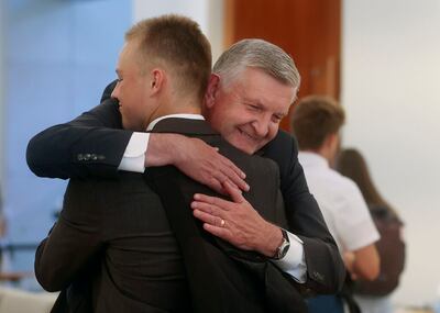 El presidente del Centro de Capacitación Misional de Provo, Benson L. Porter, le da la bienvenida al élder Eli Snow con un abrazo cuando llega al Centro de Capacitación Misional de Provo, en Provo, el miércoles, 23 de junio del 2021.