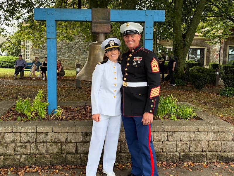 A la izquierda, la Teniente j.g. Stacie Powell junto a su esposo, el Sargento Mayor retirado Josh Powell, en la Estación Naval Newport en Newport, Rhode Island, el 26 de septiembre de 2025.