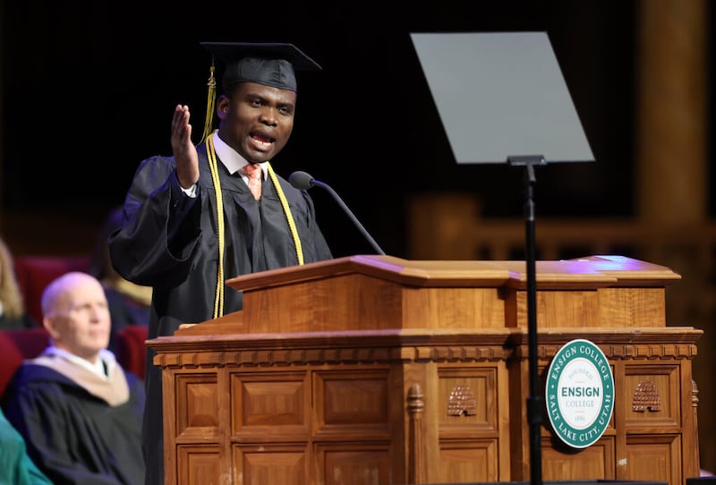 El graduado Ephriam Martey habla durante la ceremonia de graduación de Ensign College en el Tabernáculo de la Manzana del Templo en Salt Lake City el viernes 8 de abril de 2022.