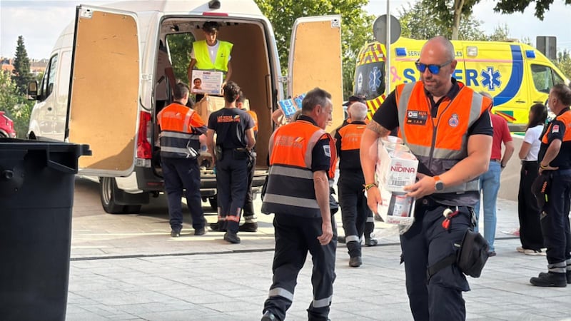Voluntarios de la Fundación Madrina, una organización católica que ayuda a personas desplazadas por incendios forestales, organizan suministros de alimentos proporcionados por La Iglesia de Jesucristo de los Santos de los Últimos Días para atender a evacuados en Burdeos, Francia en julio de 2026.