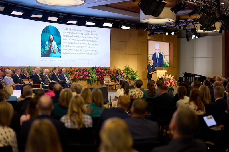 El élder Gerrit W. Gong, del Cuórum de los Doce Apóstoles, habla en el Seminario para Nuevos Líderes de Misión de 2026 en el Centro de Capacitación Misional de Provo en Provo, Utah, el 20 de junio de 2026.