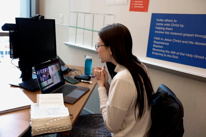 En un esfuerzo por controlar la propagación del COVID-19, los misioneros están recibiendo capacitación por medio de videoconferencias remotas en lugar de viajar a los 10 centros de capacitación misional de La Iglesia de Jesucristo de los Santos de los Últimos Días.