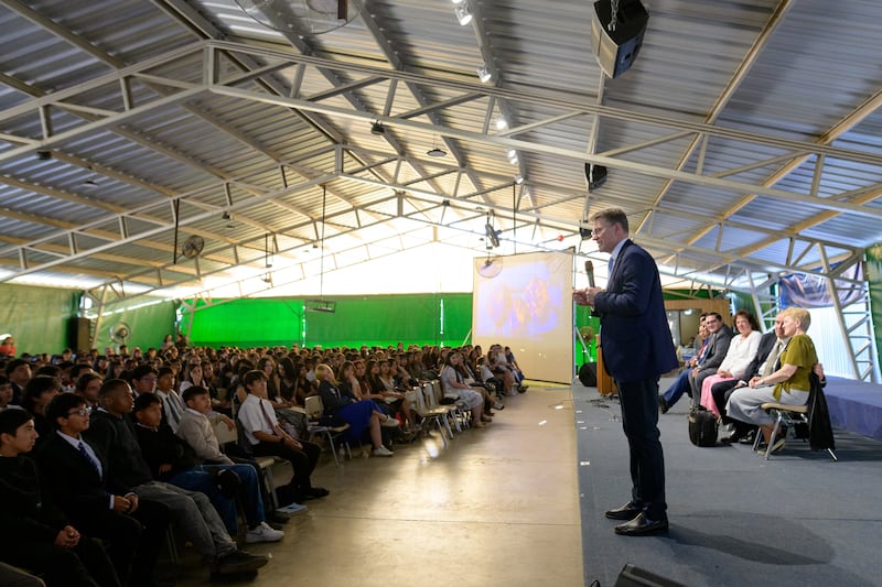 El obispo Sean Douglas, segundo consejero del Obispado Presidente, habla a los jóvenes en una sesión de la conferencia Para la Fortaleza de la Juventud en Chile el 12 de febrero de 2026.