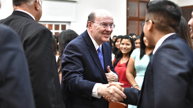 El élder Quentin L. Cook del Cuórum de los Doce Apóstoles, en el centro, saluda a los líderes del sacerdocio en Tegucigalpa, Honduras, en febrero de 2023.