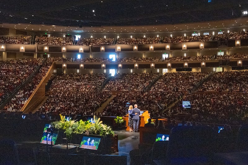 Estudiantes se reúnen en el Centro BYU-Idaho para escuchar al presidente Alvin F. Meredith III y a la hermana Jennifer Meredith hablando en el primer devocional del semestre de otoño.