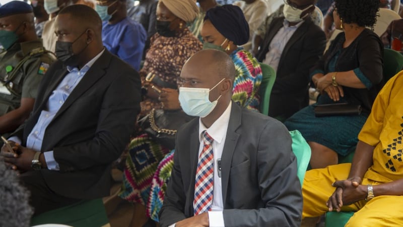 El presidente Bamidele O. Fagbemi, presidente de la Estaca Ibara Abeokuta, Nigeria de La Iglesia de Jesucristo de los Santos de los Últimos Días, observa la ceremonia de celebración de un nuevo edificio escolar en Abeokuta, Nigeria, el 1 de febrero de 2022.