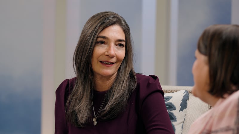 La hermana Andrea Muñoz Spannaus, segunda consejera de la presidencia general de las Mujeres Jóvenes, habla el miércoles, 22 de abril de 2026, en el pódcast de Church News.