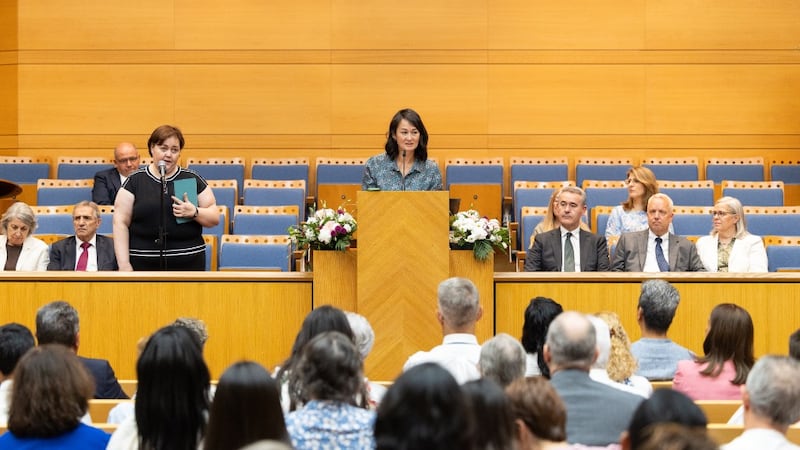 La hermana Kristin M. Yee habla durante una devocional en Madrid, España, el 5 de septiembre de 2026.