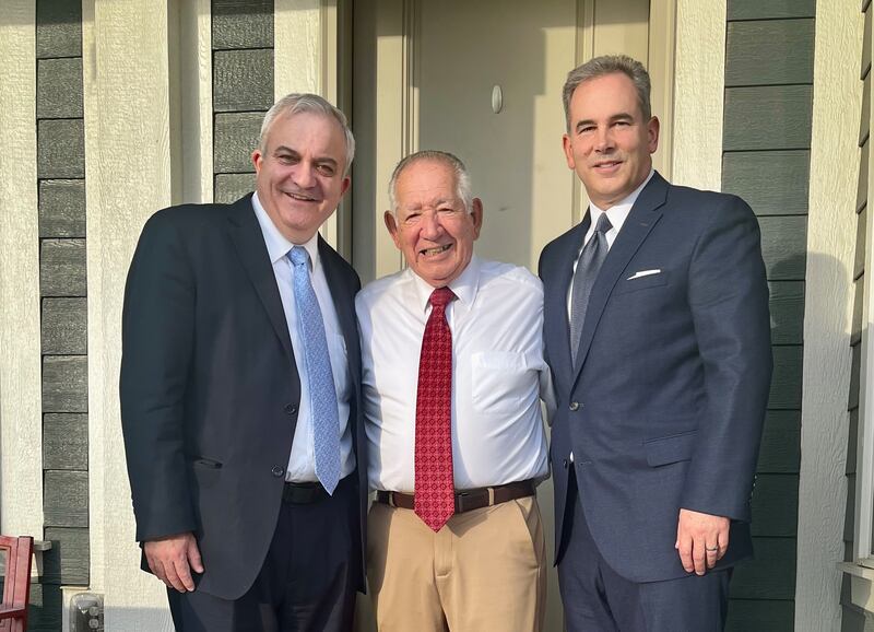 A la izquierda, el élder Martin P. Fernández, un Setenta de Área, está de pie con Lee McCann, el misionero que bautizó a su padre en 1961, y el hijo de Lee, el élder Ulysse G. McCann II, un Setenta de Área, en Highland, Utah, el 3 de mayo de 2025. Lee McCann bautizó al padre del élder Fernández en 1961, y el élder Fernández y el élder McCann ahora sirven juntos como Setentas de Área.