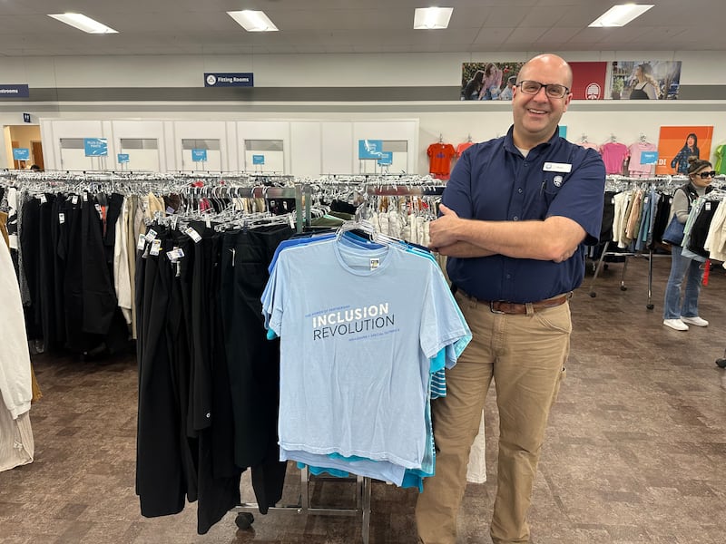Dale Kerr, gerente de la tienda de Deseret Industries en Houston, Texas, posa para una foto en el centro de donaciones de Houston el 19 de marzo de 2026.