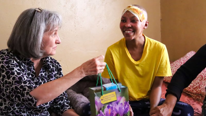 La hermana J. Anette Dennis, primera consejera de la presidencia general de la Sociedad de Socorro, visita a Mapule Takane en la casa de sus padres cerca de Maseru, Lesoto, el jueves 4 de septiembre de 2025.