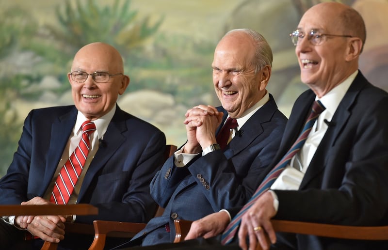 El presidente Russell M. Nelson, se sienta con sus consejeros, el presidente Dallin H. Oaks, primer consejero, a la izquierda, y el presidente Henry B. Eyring, segundo consejero, a la derecha, en una conferencia de prensa en Salt Lake City.