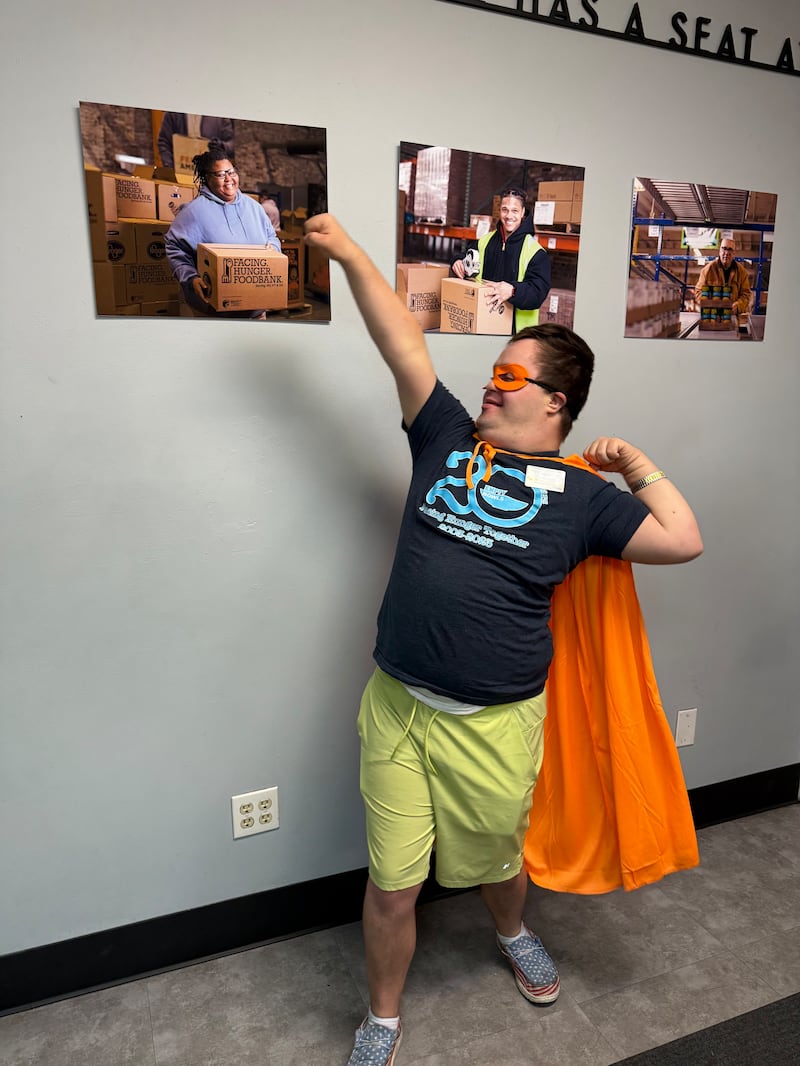El élder Nathan Welch posa con su capa en el banco de alimentos Facing Hunger Food Bank en Huntington, Virginia Occidental. El élder Welch comenzó su servicio misional en junio de 2024 y lo concluirá en junio de 2026.