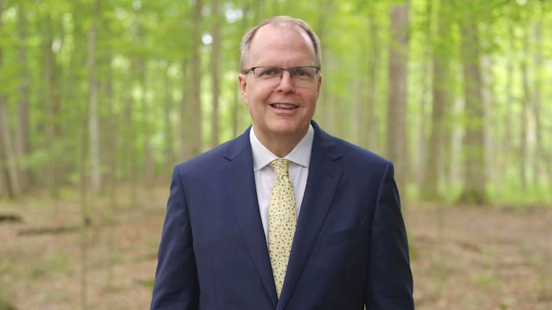 El Presidente de BYU–Pathway Worldwide Brian K. Ashton habla desde el Sitio Histórico del Bosque Sagrado en Palmyra, Nueva York, durante una transmisión devocional a estudiantes el viernes, 4 de septiembre de 2026.