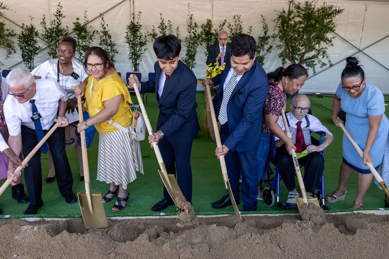 Miembros locales de La Iglesia de Jesucristo y miembros de la comunidad rompen la primera tierra del Templo de Barcelona España el sábado, 19 de septiembre de 2026, en Barcelona, Cataluña, España.