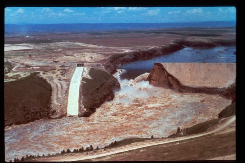 Una ruptura se forma en la presa de Teton el sábado, 5 de junio de 1976, enviando una pared de agua a través del valle del río Snake Superior.